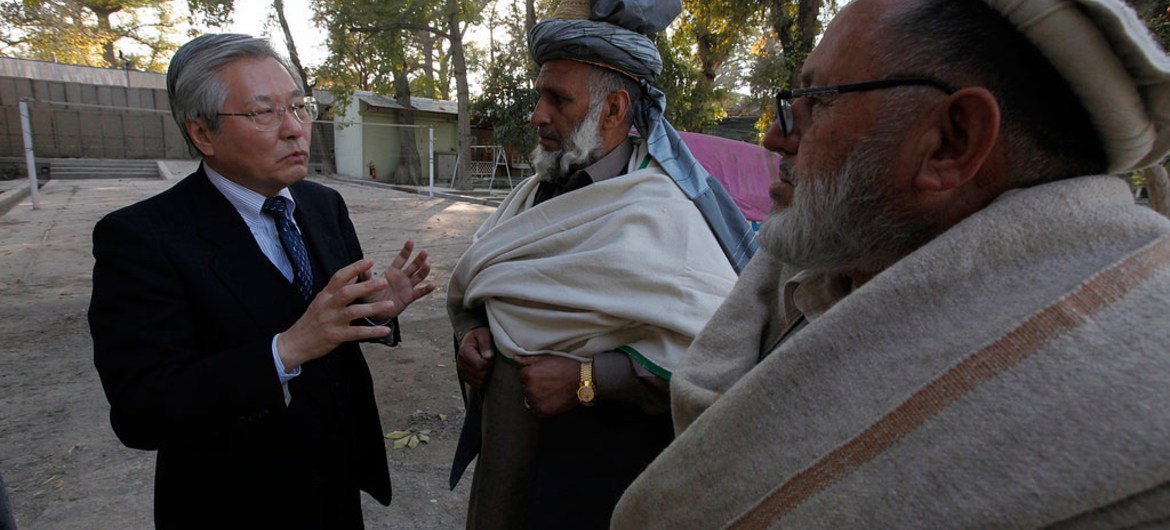 تاداميتشي ياماموتو، نائب الممثل الخاص والقائم بأعمال رئيس بعثة الأمم المتحدة للمساعدة في أفغانستان، يقوم بزيارة إلى محافظة نانغارهار (ديسمبر 2014). المصدر: البعثة / فردين وايزي
