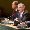 رئيس الجمعية العامة للأمم المتحدة، مونز لوكوتفت (وسط)،  يفتتح المناقشة السنوية العامة. المصدر: الأمم المتحدة / لوي فيليبي