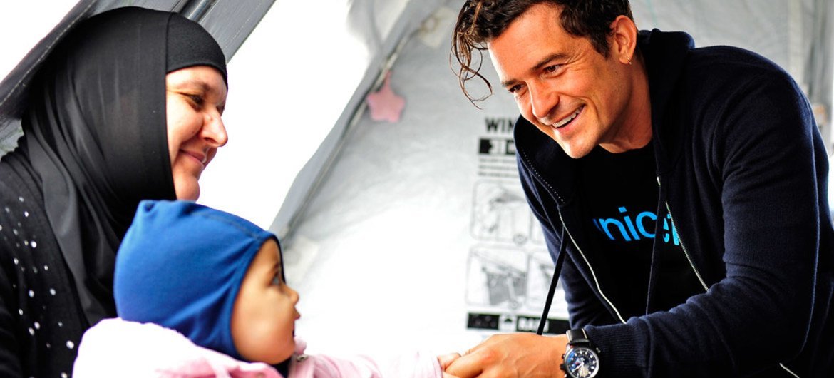 UNICEF Goodwill Ambassador Orlando Bloom meets a little girl during a visit to a refugee and migrant reception centre near Gevgelija in the former Yugoslav Republic of Macedonia, at the border with Greece.