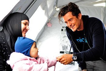 UNICEF Goodwill Ambassador Orlando Bloom meets a little girl during a visit to a refugee and migrant reception centre near Gevgelija in the former Yugoslav Republic of Macedonia, at the border with Greece.