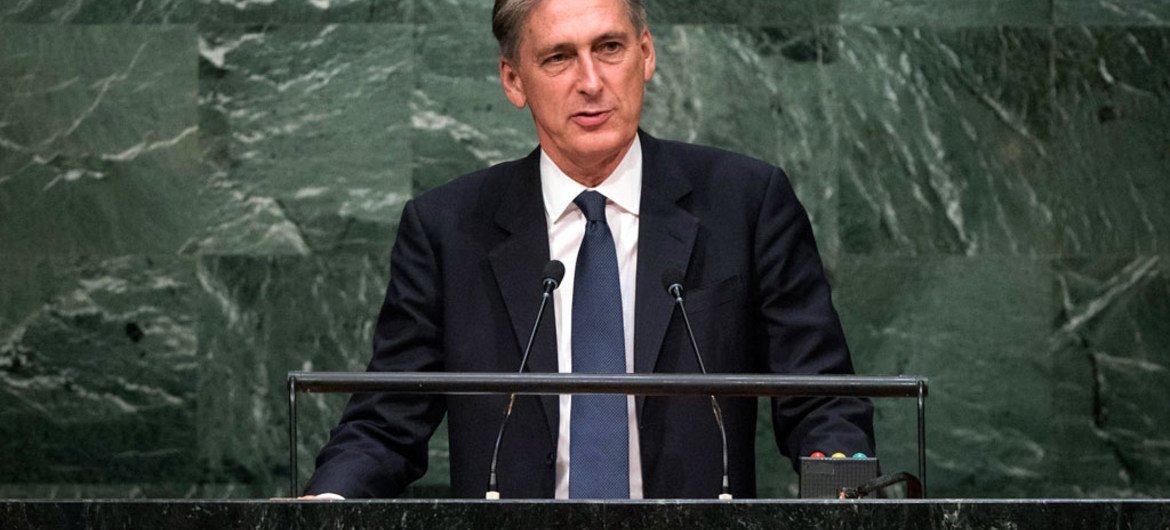 Le Secrétaire d'Etat britannique aux affaires étrangères, Philip Hammond, devant l'Assemblée générale. Photo ONU/Cia Pak