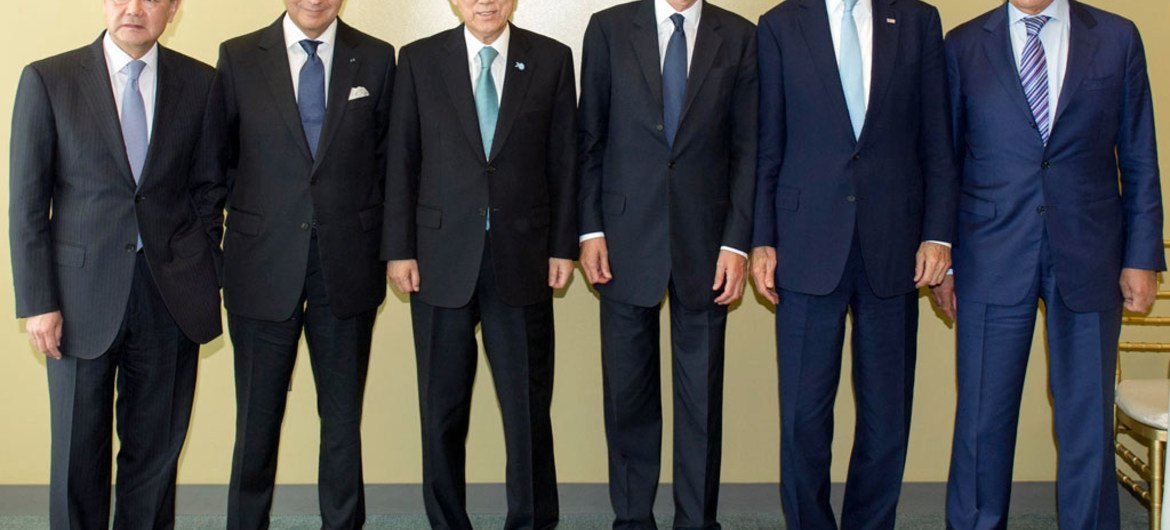 El Secretario General de la ONU (tercero de izquierda a derecha) y los cancilleres de los miembros permanentes del Consejo de Seguridad. Foto: ONU/Mark Garten