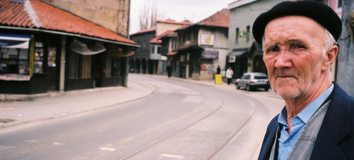 बोसनिया हरज़ेगोविना की राजधानी सरायेवो में एक बुज़ुर्ग व्यक्ति, ट्रैम की प्रतीक्षा करते हुए.