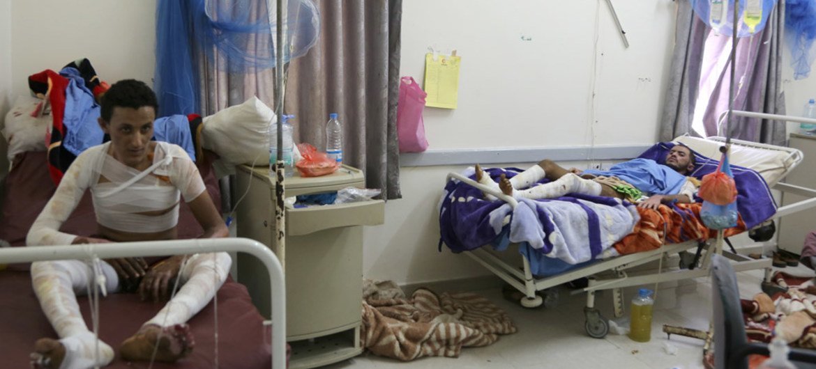 Des patients blessés par des frappes aériennes à l'hôpital Joumhouri, à Sanaa, au Yémen. Photo : Cans OCHA / Charlotte