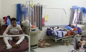 Des patients blessés par des frappes aériennes à l'hôpital Joumhouri, à Sanaa, au Yémen. Photo : Cans OCHA / Charlotte