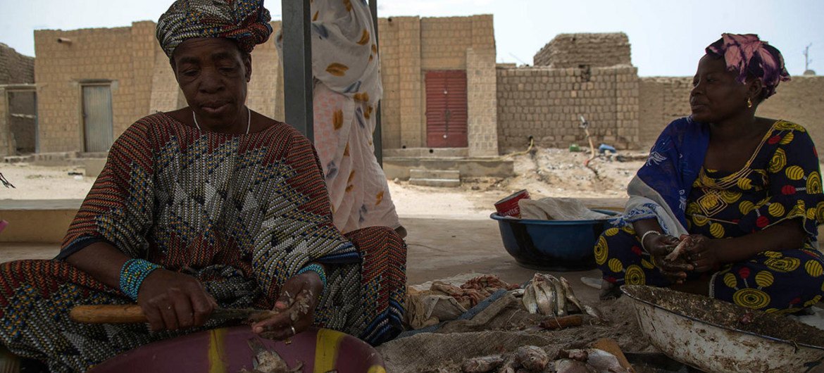 Женщины  в Мали на рынке  в районе  патрулирования  миротворцев ООН
