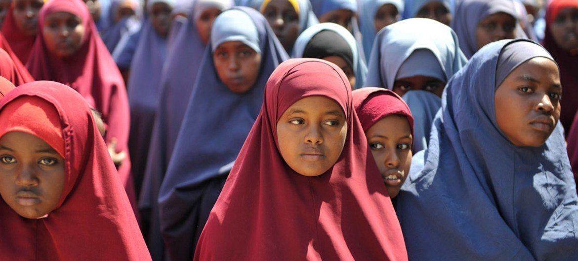 طالبات في مدرسة هامر جاجاب في مقديشو خلال احتفال الصومال بالتصديق على اتفاقية حقوق الطفل في 20  يناير كانون الثاني 2015. المصدر: الأمم المتحدة / إلياس أحمد
