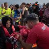 儿基会志愿人员在希腊海岸帮助接待抵达的难民和移徙者。儿基会/Ashley Gilbertson VII