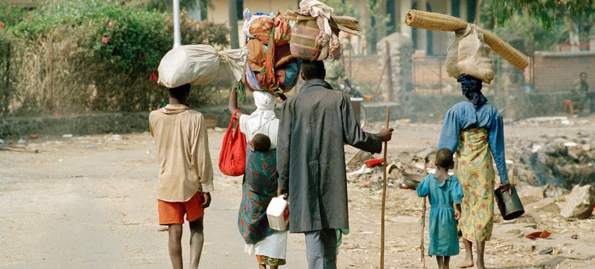 1994年7月逃离灭绝种族行为的卢旺达难民。联合国图片/John Isaac