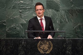 Le Ministre des affaires étrangères et du commerce de la Hongrie, Péter Szijjártó, lors de la journée de clôture du débat général de la 70ème Assemblée générale des Nations Unies. Photo : ONU/Cia Pak