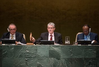 Le Président de l’Assemblée générale de l’ONU, Mogens Lykketoft, clôt le débat général de la 70ème Assemblée générale de l’ONU. Photo : ONU/Cia Pak