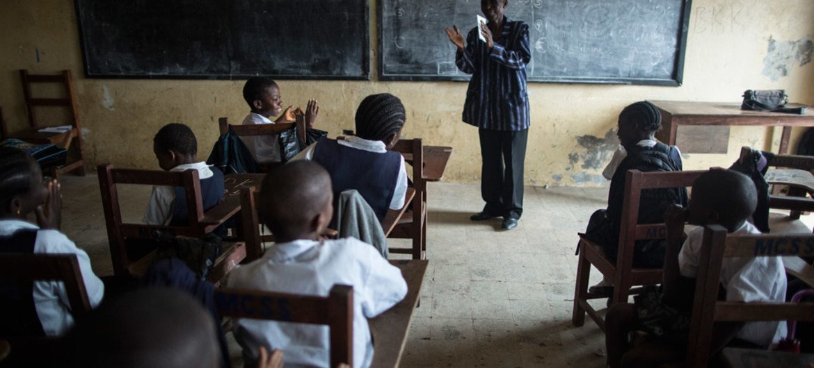 利比里亚首都蒙罗维亚一间教室里，老师正带着同学唱歌。儿基会图片/Sarah Grile