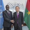 El Secretario General de la ONU, Ban Ki-moon, en un encuentro con el presidente del Gobierno burkinés de transición, Michel Kafando. Foto de archivo: ONU/Amanda Voisard.