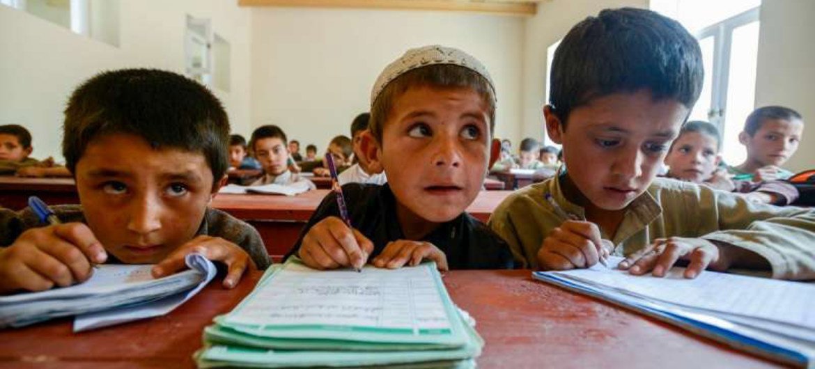 Ninos en una escuela de Afganistán.  Foto: ACNUR/Sebastian Rich