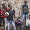 Группа   молодых людей  в   Сомали. Уровень безработицы среди  молодежи в Сомали – один из самых высоких в мире  -   от 60%   до 70%.    Фото  ИРИН/ Адриан  Леверс
