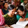 طالبات المدارس في بنغلاديش. المصدر: اليونيسف / تاباش بول