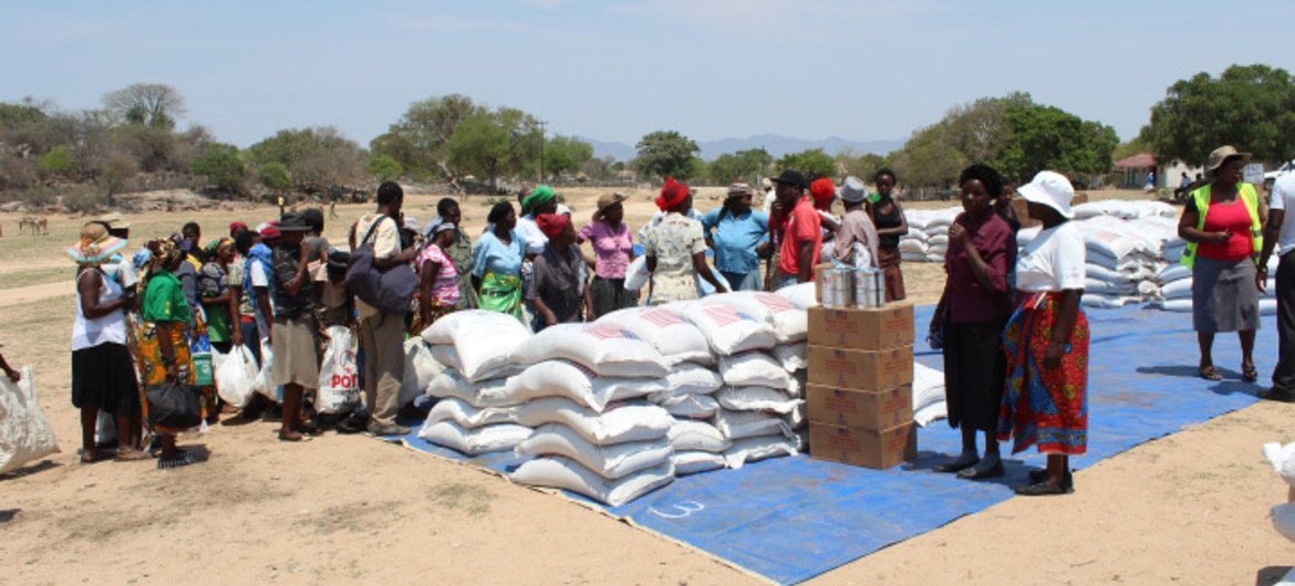 Distribution de nourriture dans le district de Zvishavane au Zimbabwe 