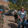 El actor británico Daniel Craig hizo una visita de dos días a un campo de desminado de la ONU en Chipre en su nuevo papel como Defensor Global para la Eliminación de las Minas. Foto: UNFICYP