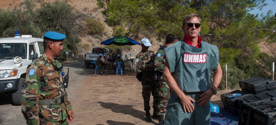 Defensor global da ONU para a Eliminação de Minas e Riscos de Explosivos, ator britânico Daniel Craig (à direita), visitando Chipre em uma visita de dois dias com a Força de Manutenção da Paz da ONU no Chipre.
