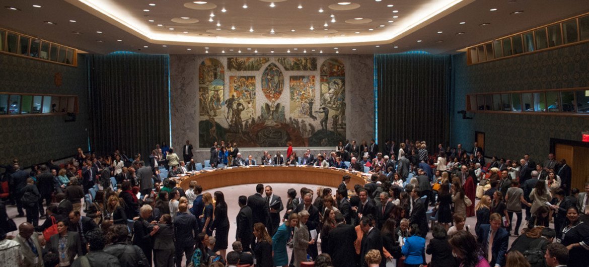 الوفود في قاعة مجلس الأمن قبل بدء مناقشة لاستعراض تنفيذ القرار 1325بشأن المرأة والسلام والأمن. المصدر: الأمم المتحدة / تشا باك