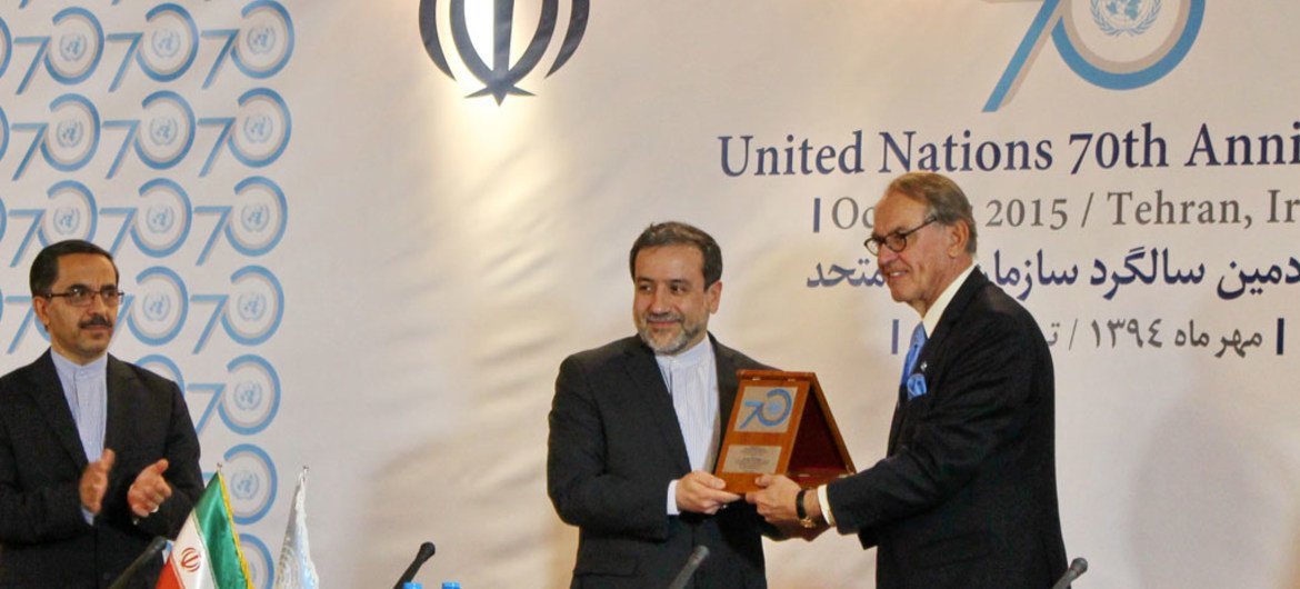 Deputy Secretary-General Jan Eliasson (right) presents a plaque to Iranian Deputy Foreign Minister Dr. Abbas Araghchi.