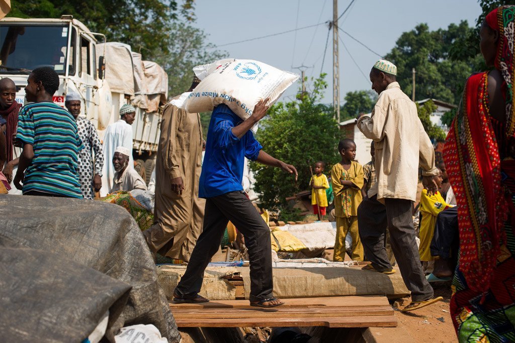 Un homme transportant de la nourriture du Programme alimentaire mondial (PAM) à Bangui, en République centrafricaine (archive)