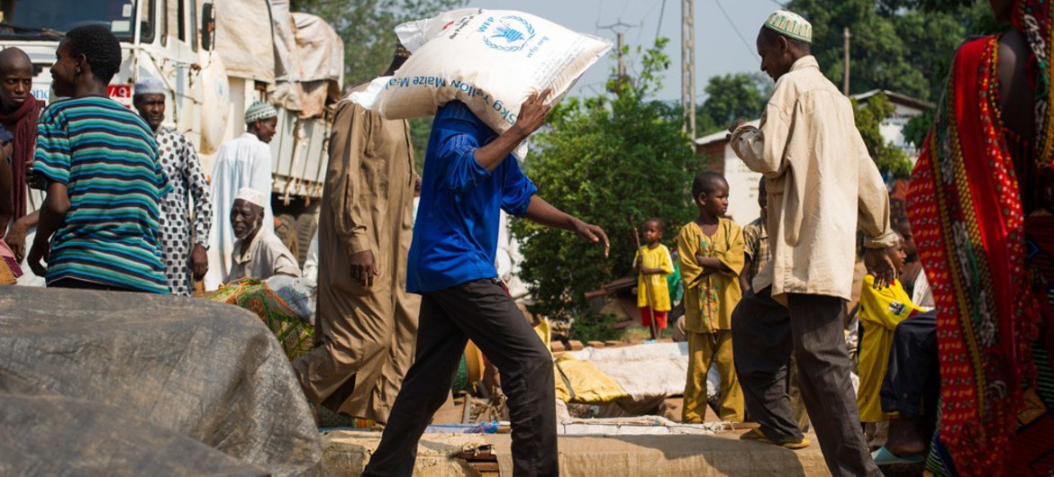 Trabajador humanitario en la República Centroafricana. Foto de archivo: OCHA-Phil Moore