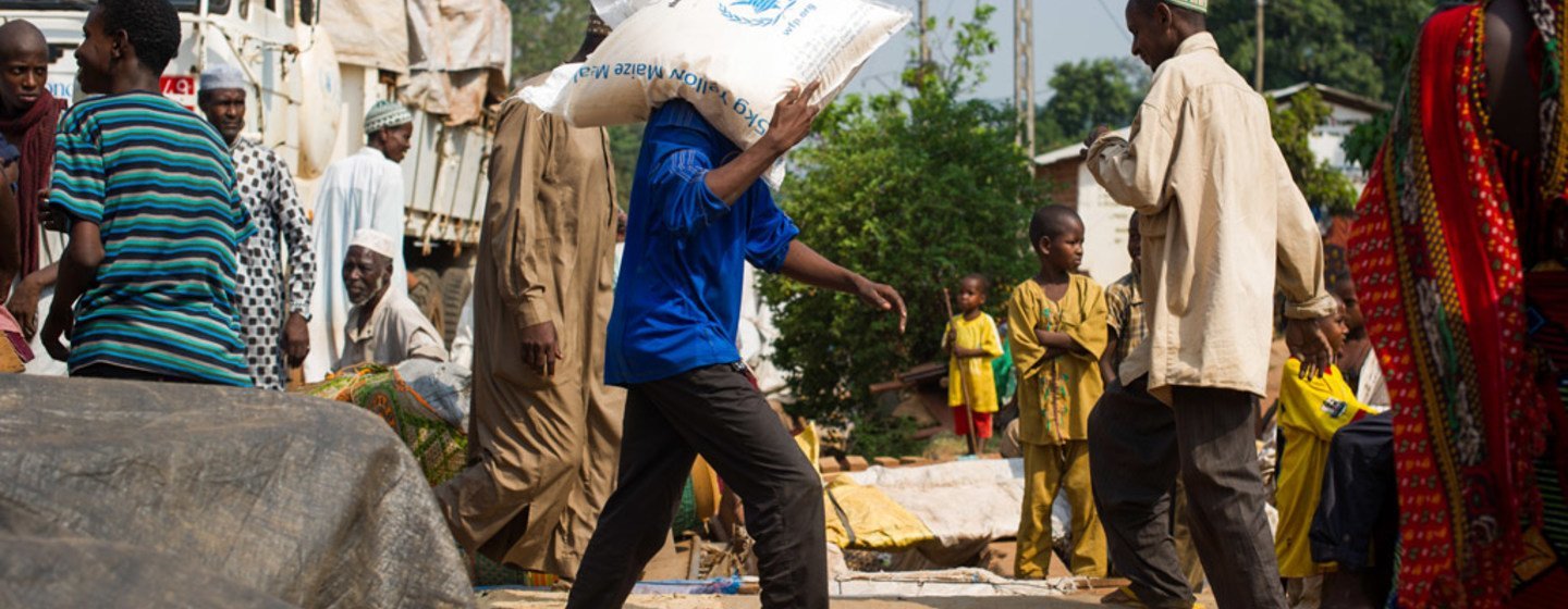 Un homme transportant de la nourriture du Programme alimentaire mondial (PAM) à Bangui, en République centrafricaine (photo d'archives).