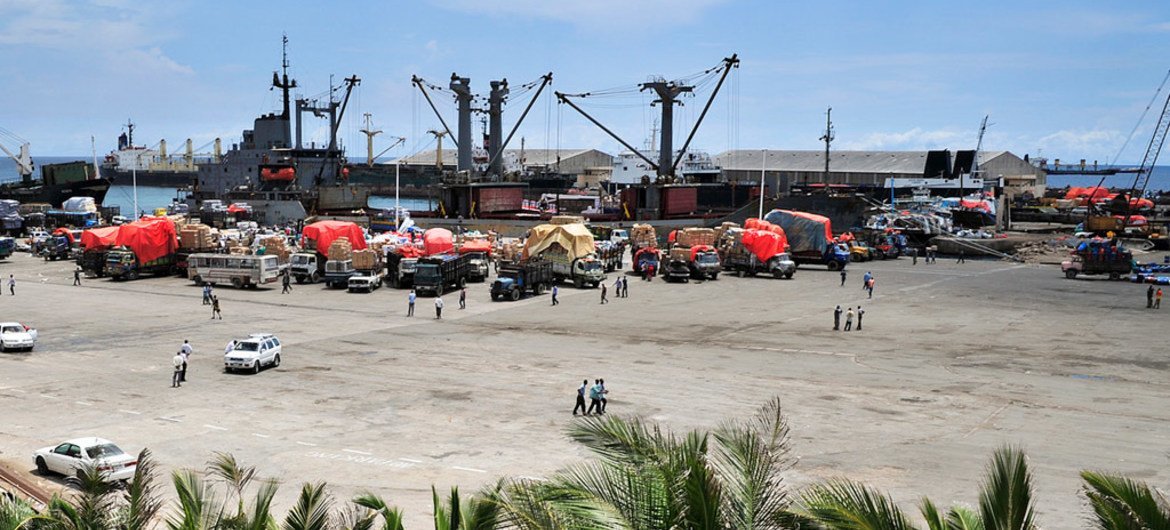 ميناء الصومال يعج  بالشاحنات التي تقوم  بتحميل البضاعة من السفن. المصدر الأمم المتحدة / توبين جونز