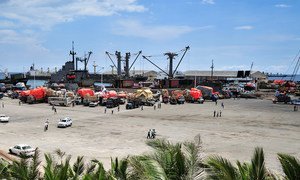 Un port somalien en pleine activité avec des camions déchargeant les cargaisons de navires. Photo ONU/Tobin Jones