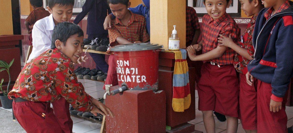 Niños en una escuela de Indonesia lavan sus manos Foto; Sheryl Silverman/Banco Mundial