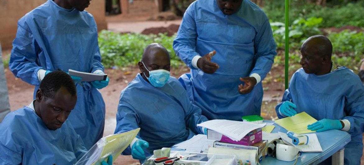 من الأرشيف: فريق لقاح فيروس إيبولا في كوتوغورو، غينيا. المصدر: منظمة الصحة العالمية / إس. هاوكي