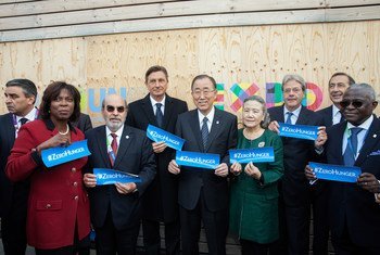 Le Secrétaire général de l’ONU, Ban Ki-moon (au centre), lors de la Journée mondiale de l'alimentation à l'Expo Milan 2015, aux côtés de plusieurs chefs d’agences des Nations Unies et d'autres dignitaires.