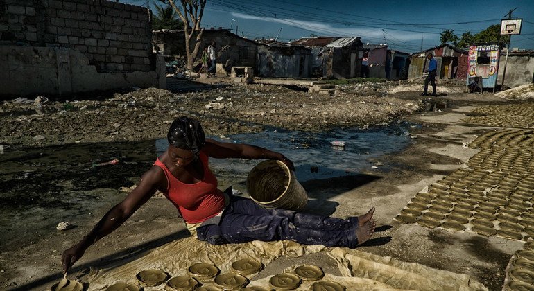 Mujer preparando comida en Haití. Foto ONU: Logan Abassi