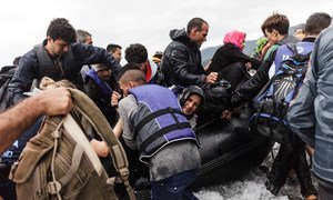 Un groupe de réfugiés débarquant d'un bateau pneumatique en arrivant sur l'île grecque de Lesbos.