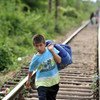 صبي يحمل متعلقاته على كتفه في كيس من القماش، يسير على خطوط السكك الحديدية  للعبور من جمهورية مقدونيا اليوغوسلافية السابقة إلى صربيا. المصدر: اليونيسف / NYHQ2015-2203 / جورجييف
