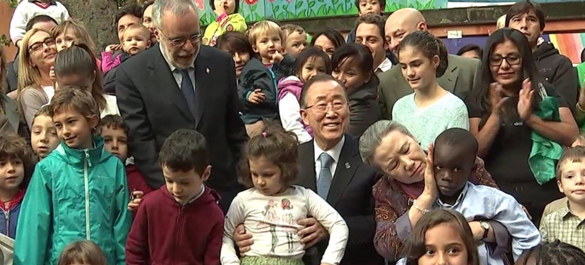 El Secretario General de la ONU, Ban Ki-moon, y su esposa visitaron un centro de acogida de refugiados en la comunidad de Sant Egidio, en Roma, en octubre de 2015. Foto de archivo: video UNIFEED