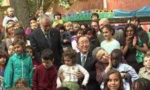 Le Secrétaire général Ban Ki-moon et son épouse dans un centre de réfugiés à Rome. Photo UNIFEED
