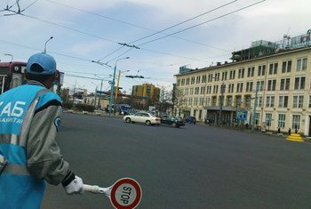 Человек регулирует  движение    в  городе Улан-Батор, Монголия. Фото  Всемирного банка