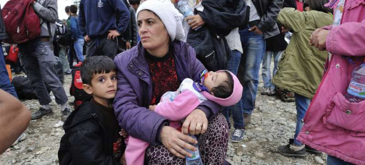 Une mère et ses enfants avec d'autres réfugiés à Gevgelija, dans l'ex-République yougoslave de Macédoine, à la frontière avec la Grèce. Photo HCR/Mark Henley