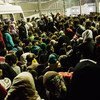 في اليونان، مجموعة من اللاجئين السوريين تنتظر دورها خارج مركز موريا للتسجيل مع السلطات المحلية قبل مواصلة الرحلة إلى أوروبا الوسطى. المصدر: مفوضية الأمم المتحدة لشؤون اللاجئين / أخيلياس زفاليس