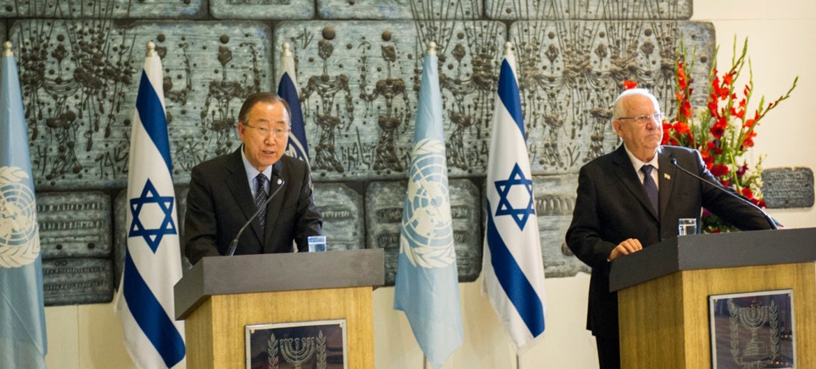 الأمين العام بان كي مون (يسار) في مؤتمر صحفي مشترك مع الرئيس الإسرائيلي روبن ريفلين، في القدس. المصدر: الأمم المتحدة / ريك باجورناس