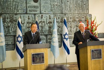 Le Secrétaire général Ban Ki-moon (à gauche) lors d'une conférence de presse avec le Président d'Israël, Reuben Rivlin, à Jérusalem (octobre 2015). Photo : ONU / Rick Bajornas