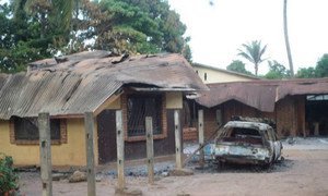 L'église Saint Michel et la maison adjacente du prêtre ont été incendiées lors de manifestations à Bangui déclenchée par le meurtre d'un musulman.