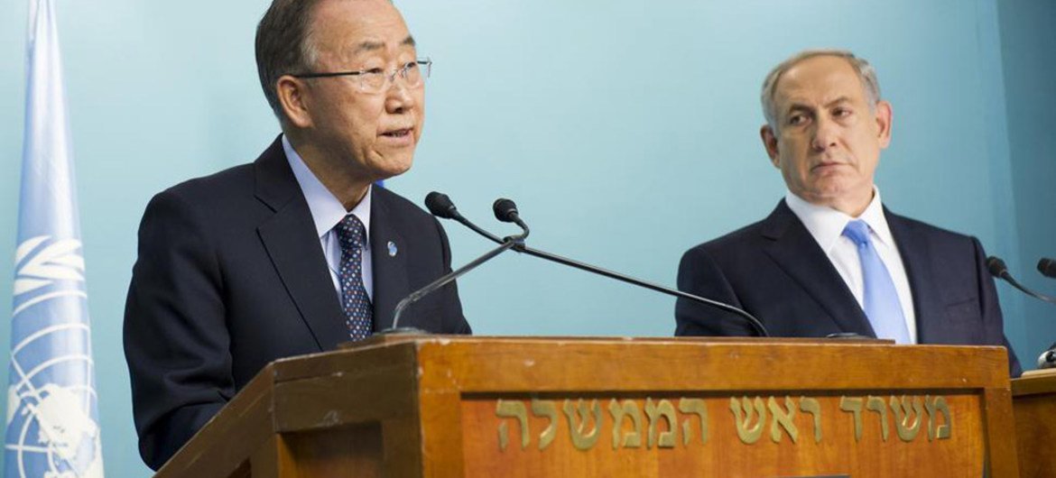 الأمين العام بان كي مون (يسار) ورئيس الوزراء الاسرائيلي بنيامين نتنياهو في في مؤتمر صحفي في القدس. المصدر: الأمم المتحدة / ريك باجورناس