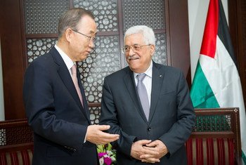 Le Secrétaire général Ban Ki-moon (à gauche) rencontre Mahmoud Abbas, le Président de l'Etat de Palestine, à Ramallah, en Cisjordanie. Photo ONU/Rick Bajornas