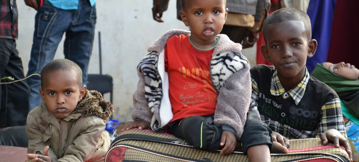 أطفال من اللاجئين الصوماليين في مخيم داداب في كينيا. المصدر: مفوضية الأمم المتحدة السامية لشؤون اللاجئين / أسد الله نصر الله