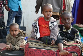 أطفال من اللاجئين الصوماليين في مخيم داداب في كينيا. المصدر: مفوضية الأمم المتحدة السامية لشؤون اللاجئين / أسد الله نصر الله