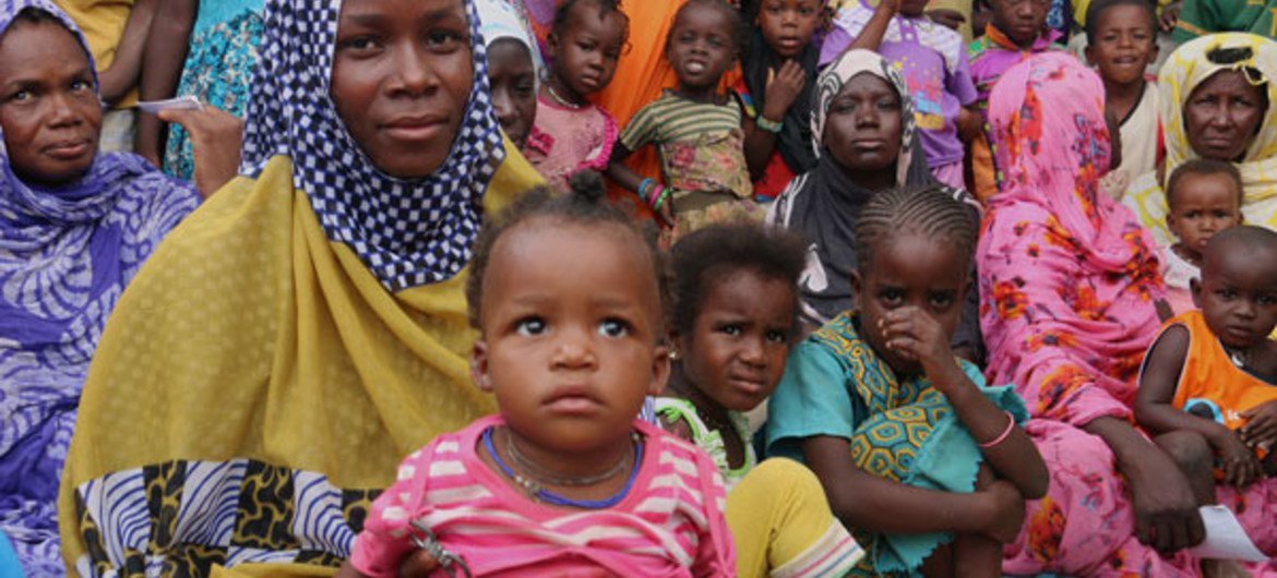 毛里塔尼亚一个营养不良率较高的地区的妇女儿童。
