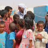 المديرة التنفيذية لبرنامج الأغذية العالمي إرثارين كازين ، في مخيم مبيرا للاجئين ، موريتانيا. المصدر: برنامج الأغذية العالمي/ عادل ساركوزي